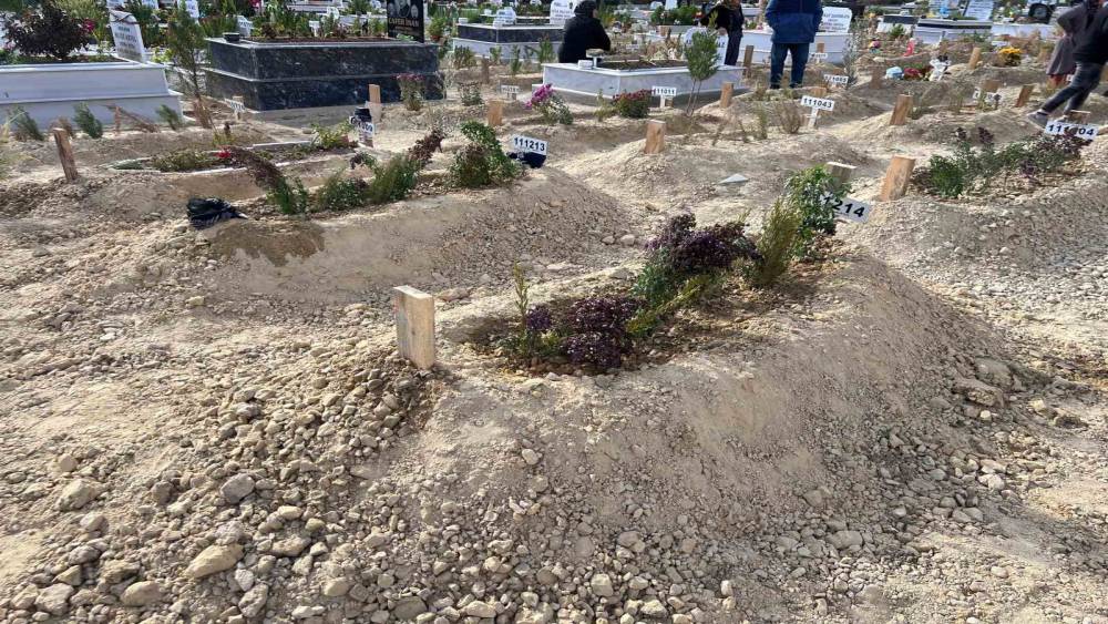 Mersin’de komşusu tarafından öldürülen anne ve oğlu toprağa verildi
