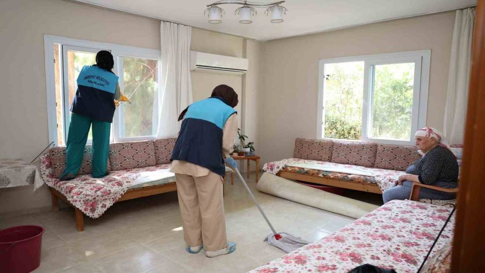 Mersin&rsquo;de yaşlı ve yalnız vatandaşlara evde şefkat eli
