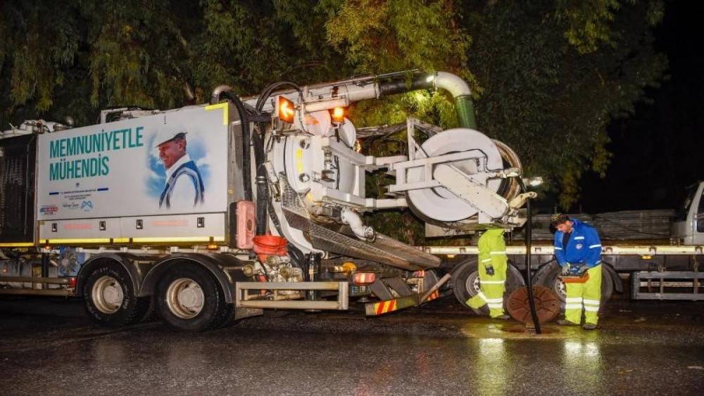 Mersin Büyükşehir Belediyesi ve MESKİ ekipleri gece boyunca görev yaptı
