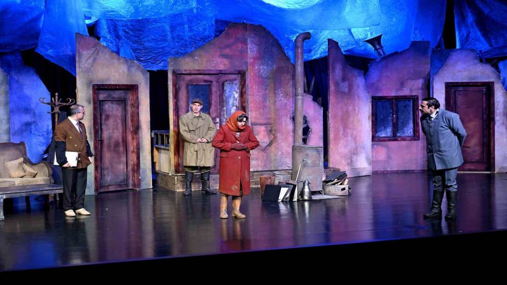 Mersin Şehir Tiyatrosuna sanat d&uuml;nyasından tam not
