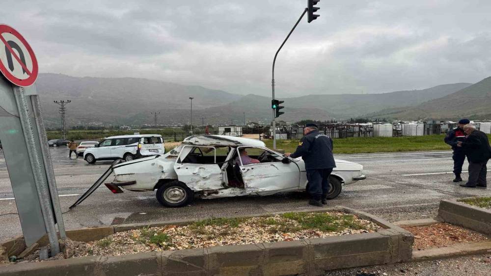 Silifke&rsquo;de iki aracın karıştığı kazada 3 kişi yaralandı
