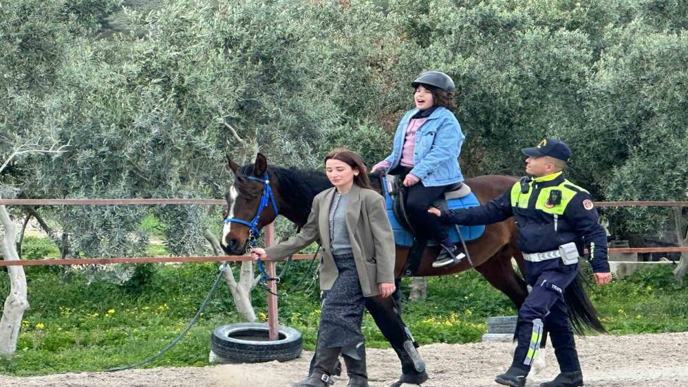 Otizmli &ccedil;ocuklara atla terapi desteği
