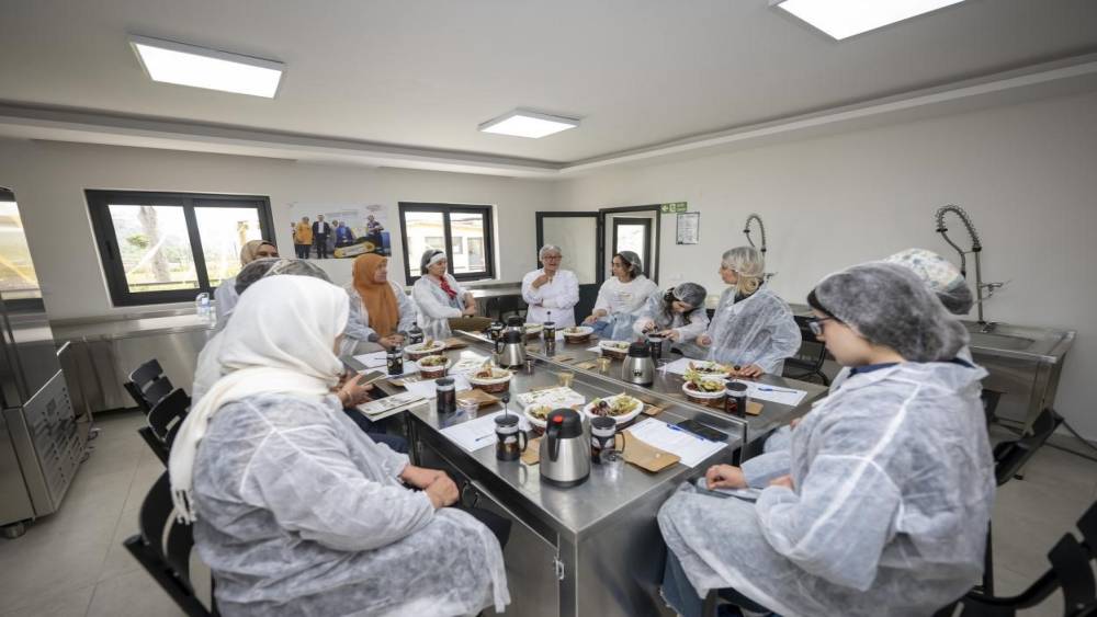 Mersin&rsquo;de kadın &uuml;reticilere bitki &ccedil;ayı eğitimi
