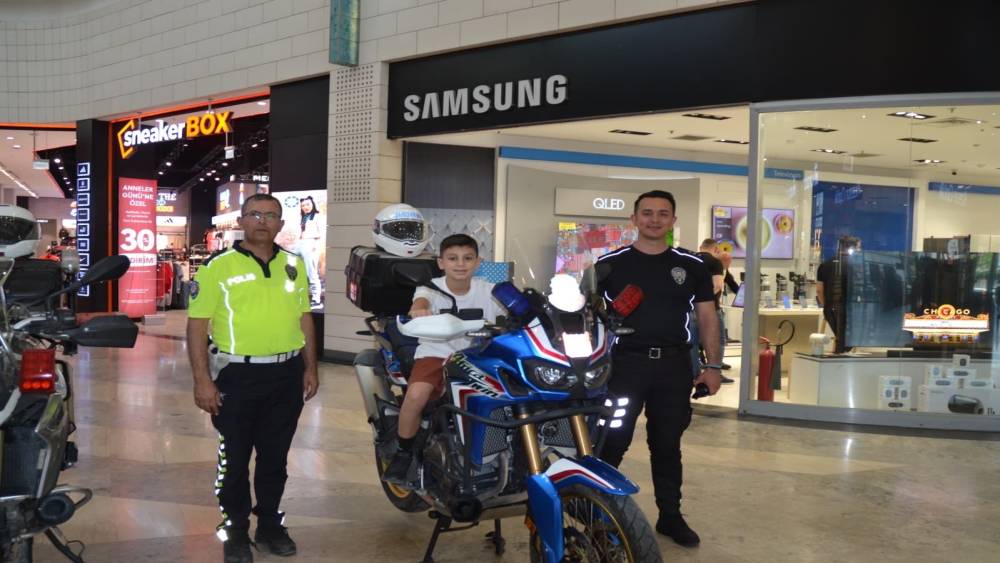 Polis, &ccedil;ocukları motosiklete bindirip &ccedil;eşitli hediyeler dağıttı
