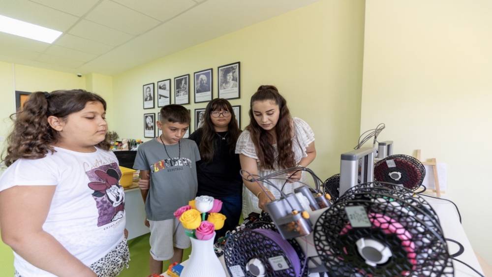 Mersin&rsquo;de &ccedil;ocuklar Rubik K&uuml;p &ccedil;&ouml;zen robot geliştirdi
