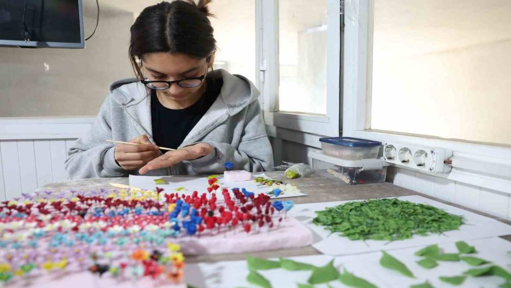 K&uuml;lt&uuml;r ve Sanat Evleri gen&ccedil;leri &uuml;retime kazandırıyor
