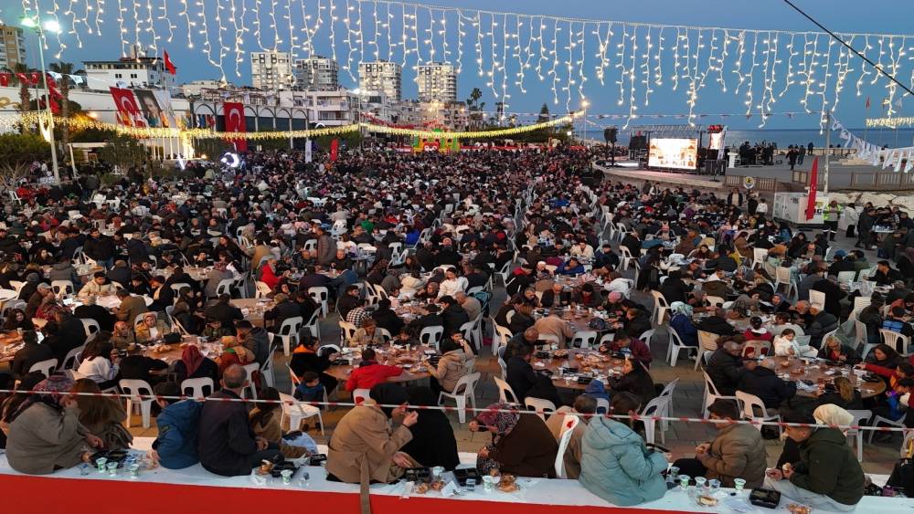 10 bin kişi deniz kenarında iftarda buluştu
