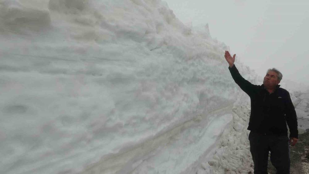 Burası ne Van ne Hakkari: Yaz şehri Mersin&rsquo;de kar 2 metreyi aştı
