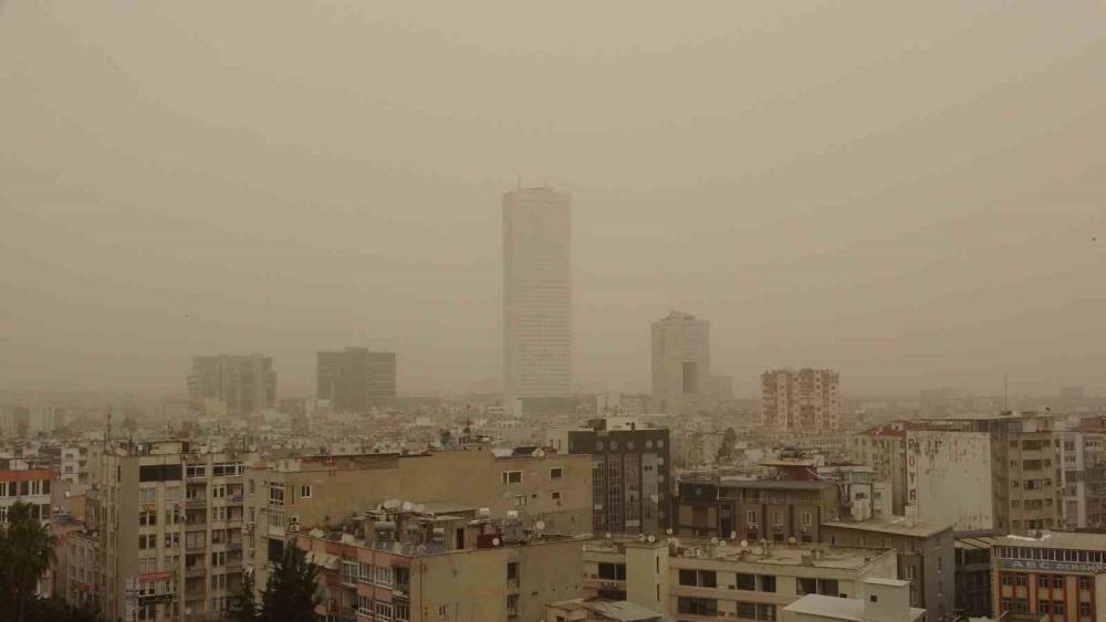 Mersin ve il&ccedil;elerinde toz taşınımı etkili oldu
