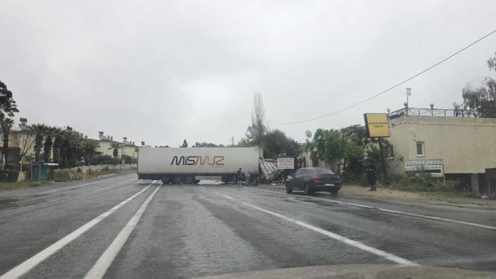 Yağışlı hava kazayı getirdi: Kontrolden &ccedil;ıkan tır karşı şeride ge&ccedil;ti
