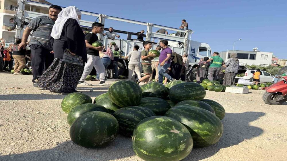 Hayırsever, 2 kamyon karpuz dağıttı