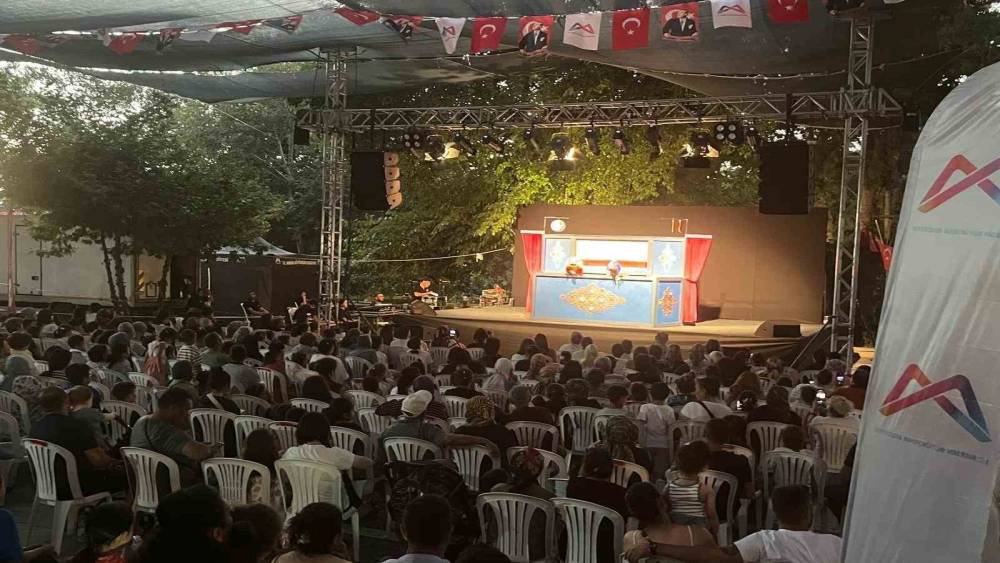 Mersin Şehir Tiyatrosu 13 il&ccedil;ede 4 binin &uuml;zerinde seyirciyle buluştu
