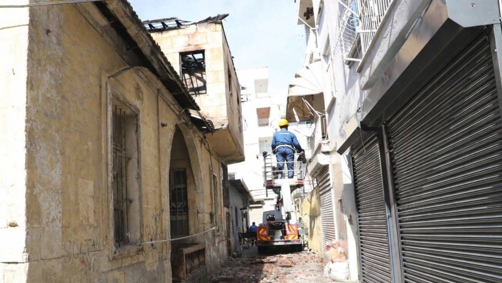 Yangında zarar g&ouml;ren tarihi Mersin evinin &ccedil;atısı temizlendi
