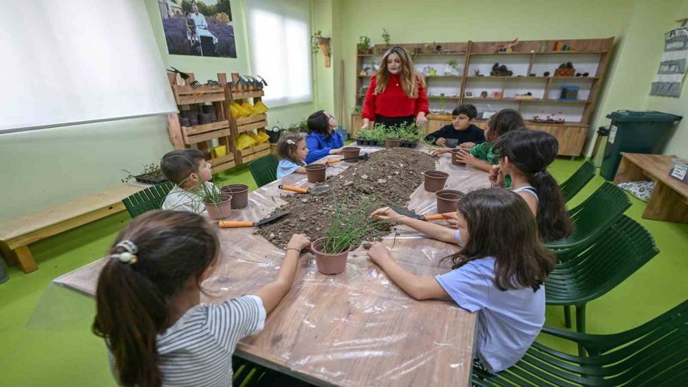 Mersin&rsquo;de minikler Doğa At&ouml;lyesinde toprakla buluşuyor
