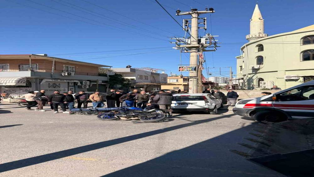 Tarsus&rsquo;ta otomobil ile motosiklet &ccedil;arpıştı: 2 yaralı
