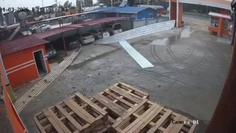 Tarsus&rsquo;ta etkili olan r&uuml;zgar bir iş yerinin &ccedil;atısını u&ccedil;urdu
