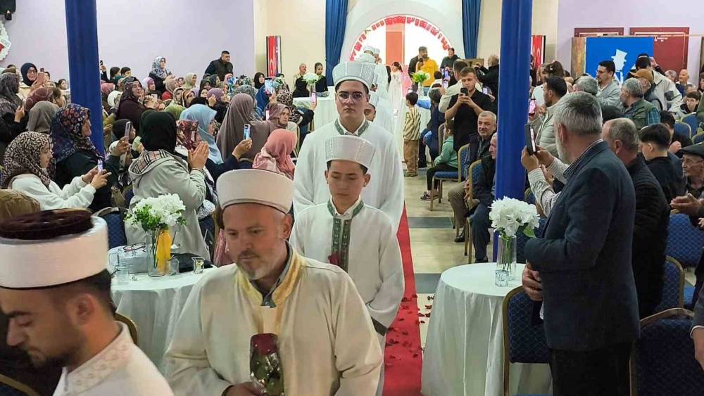Kornalar hafızlar i&ccedil;in &ccedil;aldı: Anamur&rsquo;da 15 &ouml;ğrenciye icazet
