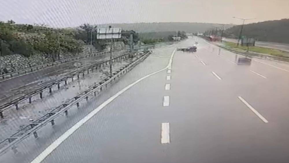 Otomobil bariyerlere ve araca &ccedil;arptı
