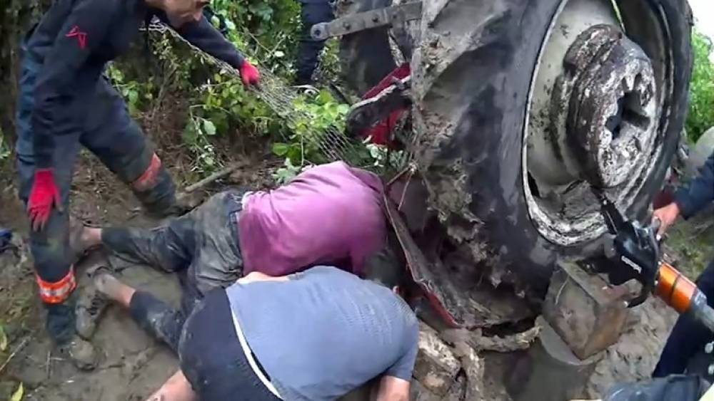 Mersin&rsquo;de devrilen trakt&ouml;r&uuml;n s&uuml;r&uuml;c&uuml;s&uuml; 1 saatlik &ccedil;alışmayla kurtarıldı

