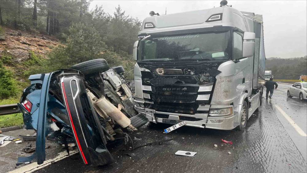 Maliyeciler kaza yaptı: 1 &ouml;l&uuml;, 5 yaralı
