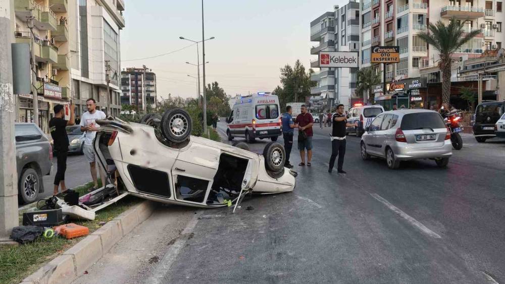 &Ccedil;ekicinin &ccedil;arptığı otomobil ters d&ouml;nd&uuml;: Anne ve kızı yaralandı
