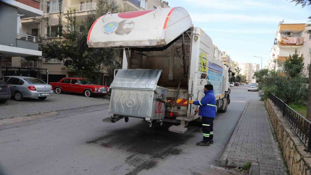 Akdeniz Belediyesinden konteynerlere kapsamlı temizlik &ccedil;alışması
