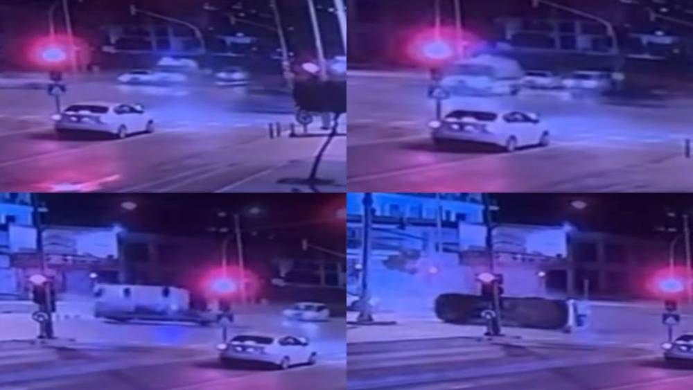 Mersin&rsquo;deki ambulans kazası g&uuml;venlik kamerasına yansıdı
