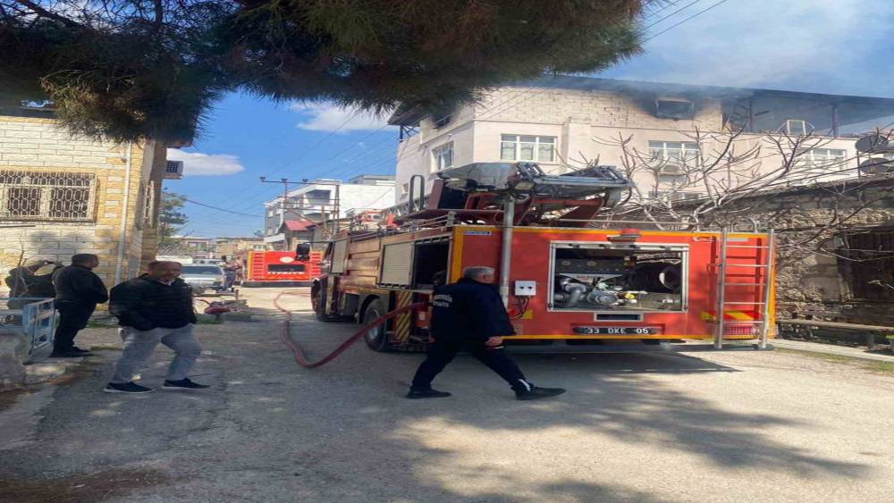 Mut&rsquo;ta bir evin &ccedil;atı katında &ccedil;ıkan yangın korkuttu
