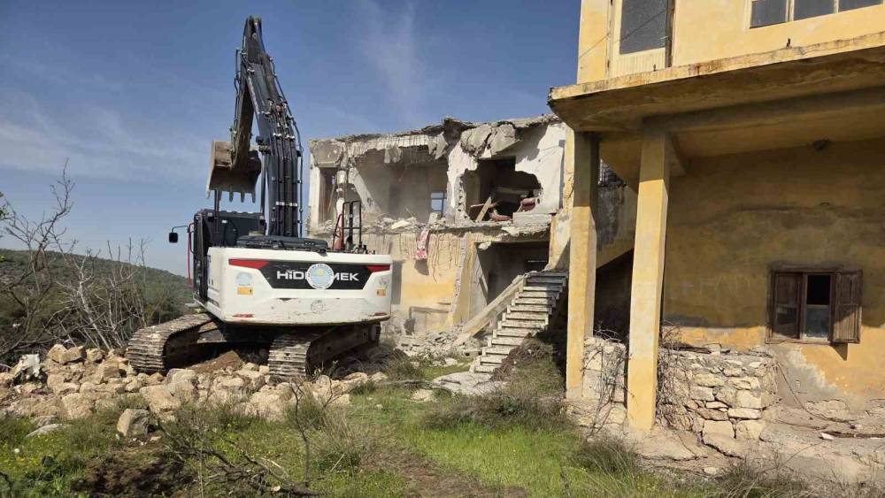Akdeniz&rsquo;de metruk binalar bir bir yıkılıyor
