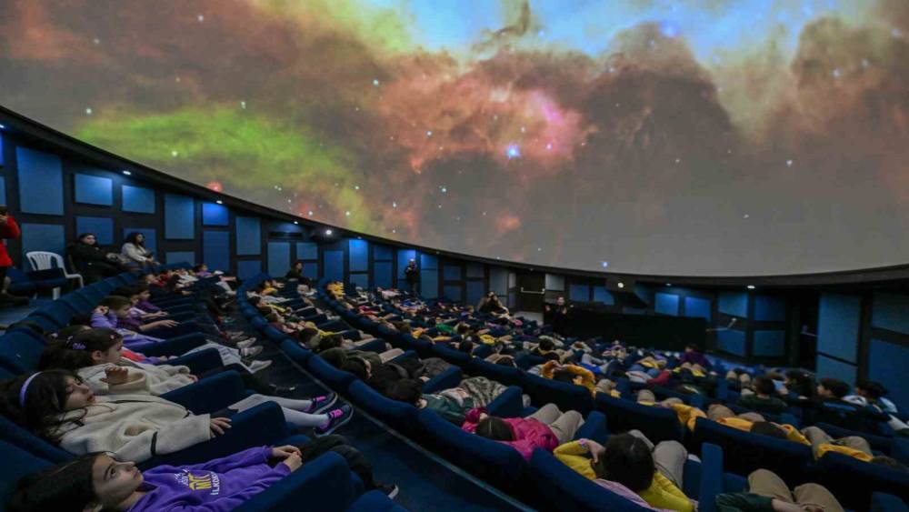 Mercan Bilim Merkezi planetaryumu &ccedil;ocukları evrenle buluşturuyor
