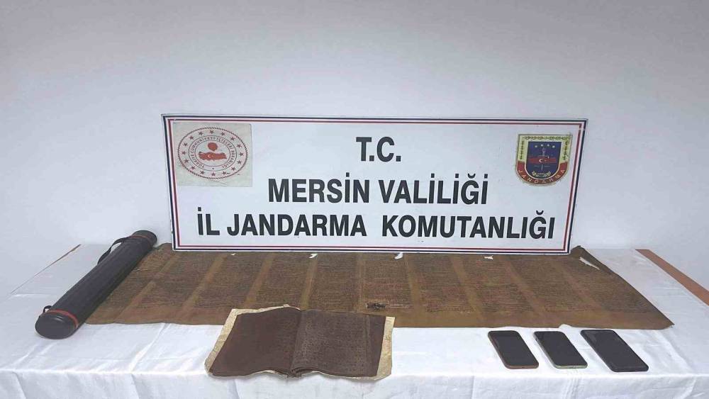 Mersin’de tarihi eser operasyonu: Tevrat ve el yazması eser ele geçirildi