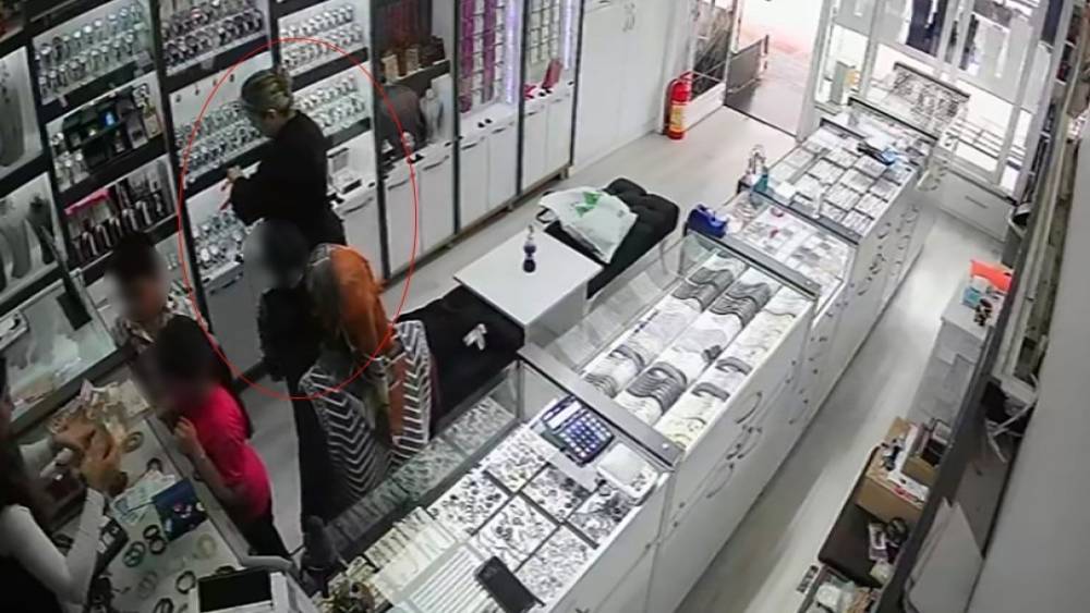 Birini satın aldı, diğerini &ccedil;aldı: O anlar kamerada
