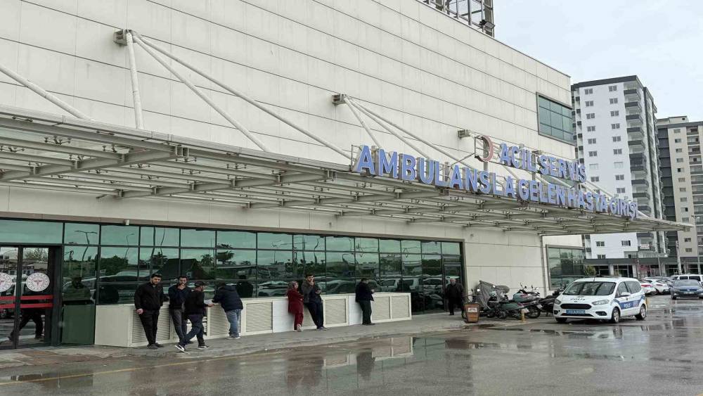 Tarihi ge&ccedil;miş salam yiyen 4 &ouml;ğrenci hastaneye kaldırıldı
