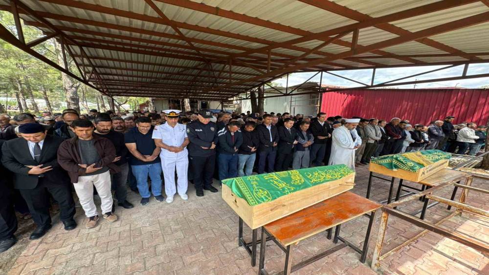 Mersin&rsquo;de &ouml;len 2 kardeşin cenazesi g&ouml;zyaşları arasında defnedildi

