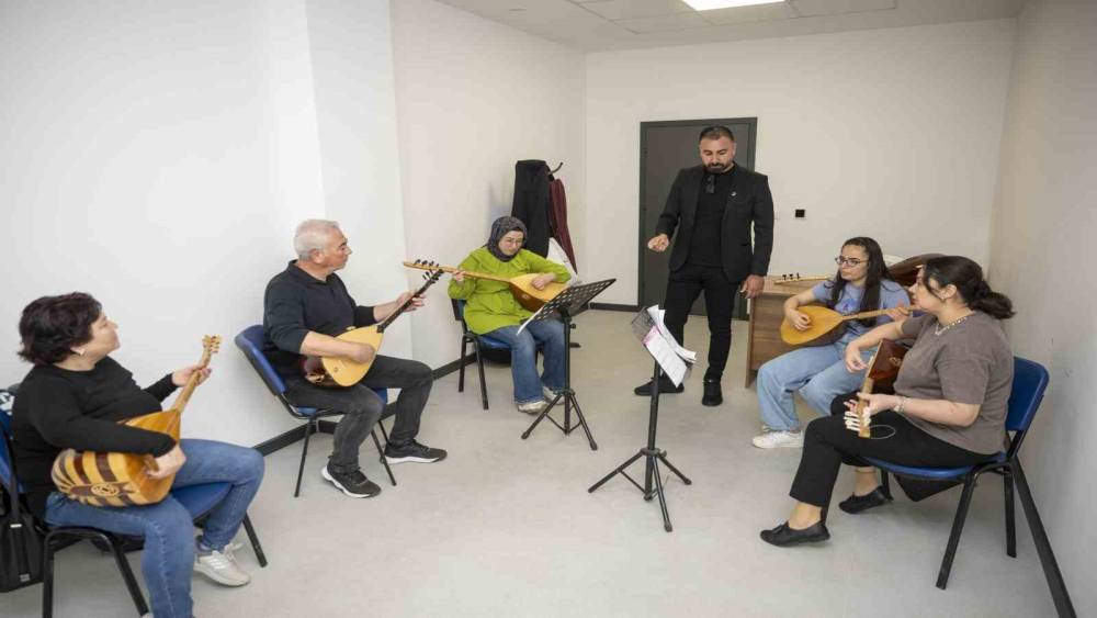 Mersin&rsquo;de &uuml;cretsiz m&uuml;zik kurslarında sezon sona eriyor
