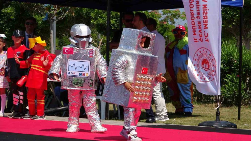 Mersin&rsquo;de atıklar tasarıma d&ouml;n&uuml;şt&uuml;, &ccedil;ocuklar podyuma &ccedil;ıktı
