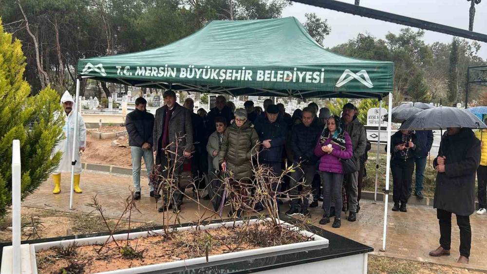 Mersin&rsquo;de hayatını kaybeden keman sanat&ccedil;ısı La&ccedil;in Akyol, mezarı başında anıldı
