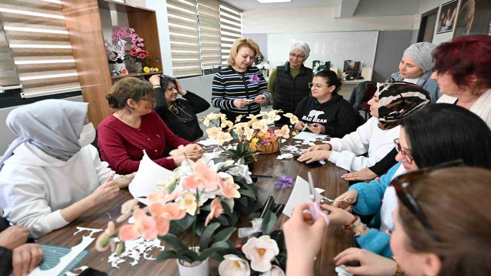 Mersin&rsquo;de kadınlar yapay &ccedil;i&ccedil;ek kursuyla &uuml;retip kazanıyor
