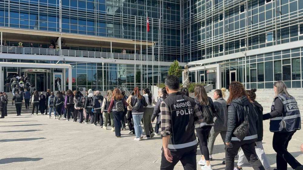 Narkotik polisinden &rsquo;Cono&rsquo;lara operasyon: 55 g&ouml;zaltı
