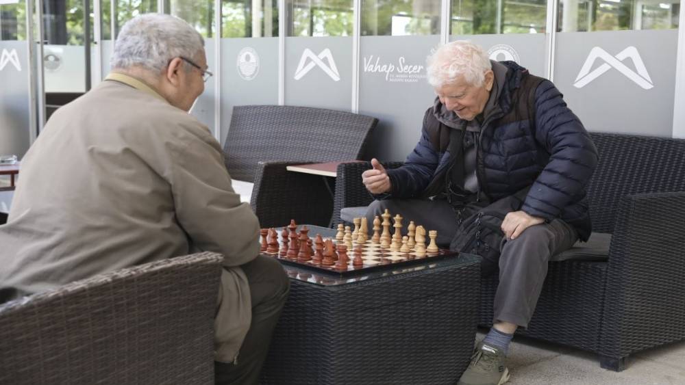 Mersin&rsquo;de emekliler dolu dolu g&uuml;nler ge&ccedil;iriyor
