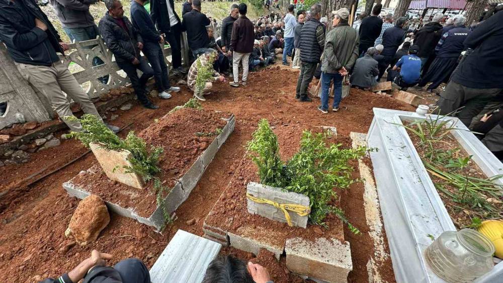 Mersin&rsquo;de iki kardeşin &ouml;ld&uuml;ğ&uuml; olayda tedavisi tamamlanan anne ile baba taburcu oldu

