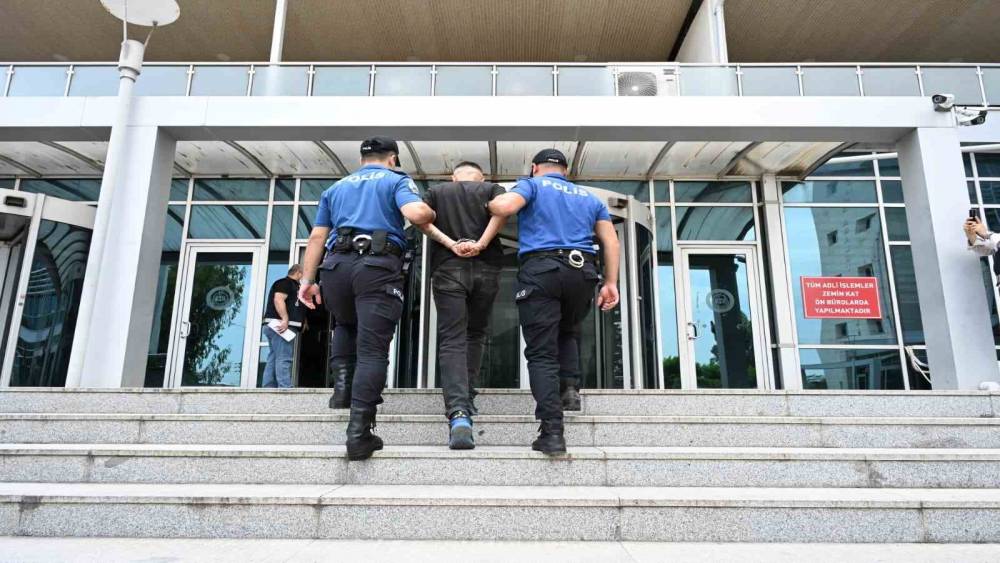 Kırmızı b&uuml;ltenle aranan h&uuml;k&uuml;ml&uuml; havalimanında yakalandı
