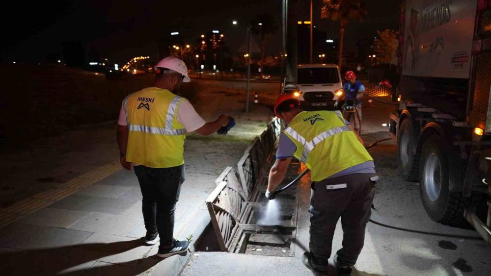 Mersin&rsquo;de yağmur suyu hatları temizleniyor
