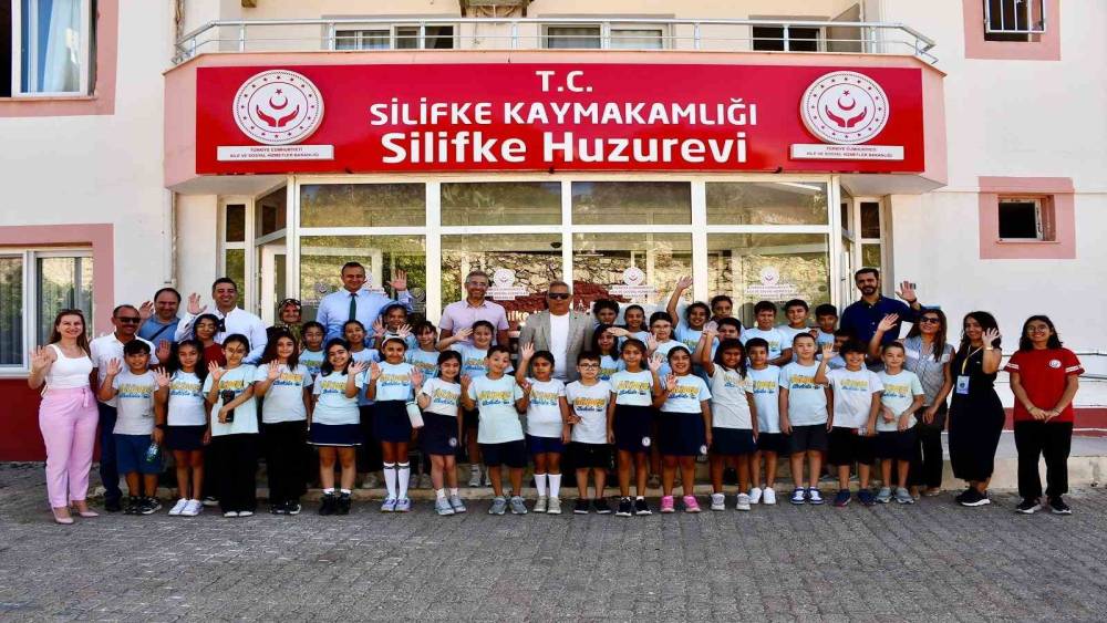 Öğrenciler, huzurevi sakinlerinin gönlüne dokundu
