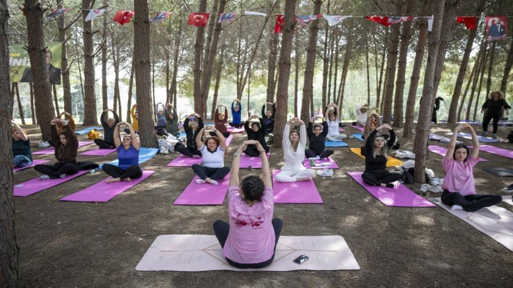 Mersin&rsquo;de kadınlar doğada yoga ve sanatla buluştu
