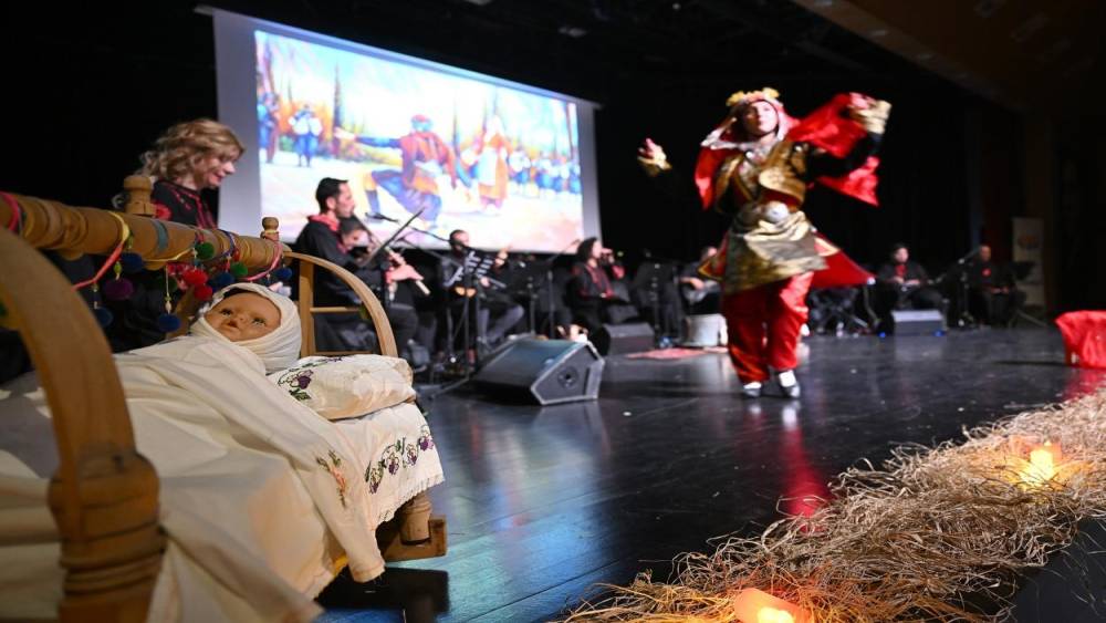 Mersin&rsquo;de &lsquo;İlmek İlmek Kadın&rsquo; g&ouml;sterisi izleyenleri duygulandırdı
