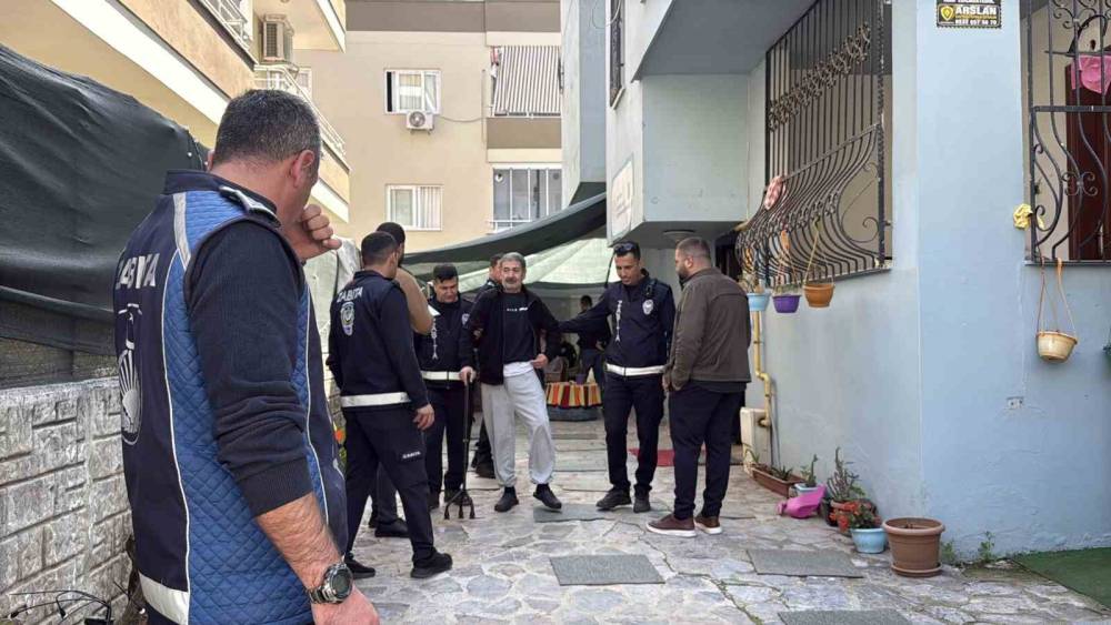 Mersin&rsquo;de ka&ccedil;ak huzurevine operasyon: 12 yaşlı koruma altına alındı
