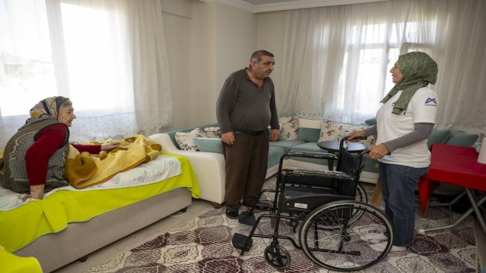 Mersin&rsquo;de engellilere tekerlekli sandalye ve hasta bezi desteği
