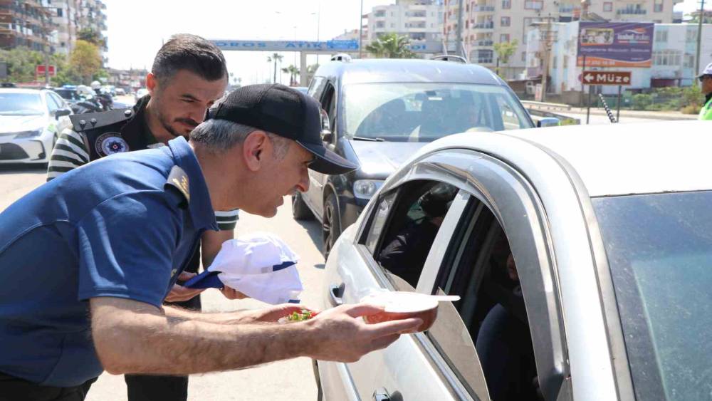 Mersin&rsquo;de yoğurt ve &ccedil;ilek ikramlı trafik uygulaması
