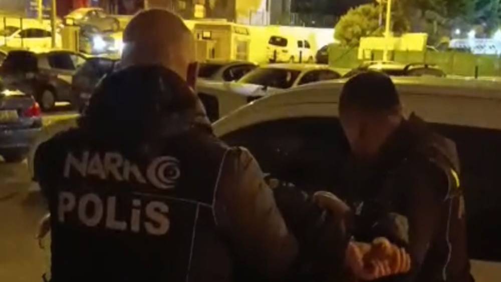 Kırmızı b&uuml;ltenle aranan uyuşturucu baronu Mersin&rsquo;de yakalandı
